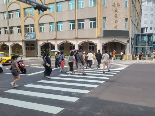 ▲台南火車站前行穿線與行人號誌終於完成設置，有民眾發現後相當意外。（圖／台南市政府交通局提供）