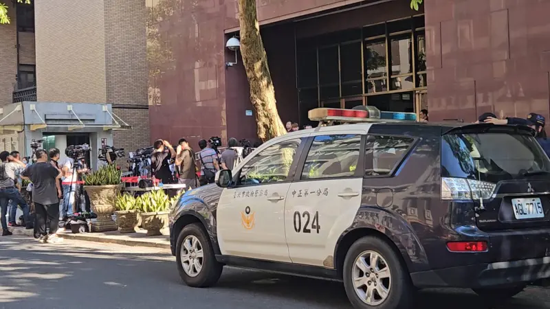 ▲北院針對京華城案裁定柯文哲7千萬交保，此消息一出，大批「小草」聚集北院迎接，中山一分局出動110名警力嚴防突發狀況。（圖／記者劉松霖攝）