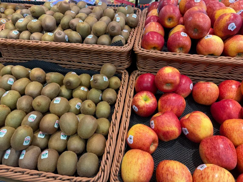 ▲受中國供應量暴增影響，中國產奇異果在越南零售端售價創下新低。（圖／記者張家瑋攝）