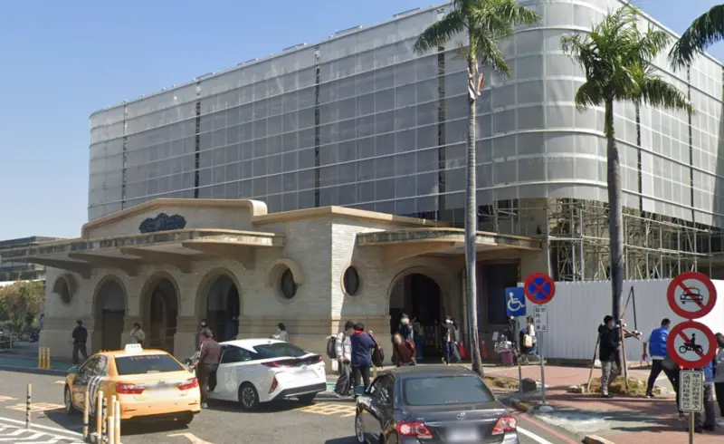 ▲台南火車站進出站人數眾多，但有民眾近期發現車站「1敗筆」終於被改掉，台南市交通局也出面證實。（圖／翻攝Google地圖）