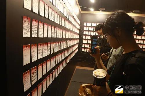 ▲林智勝引退系列賽，大巨蛋設有「林智勝生涯回顧特展」，不少球迷再進場前都特別前來拍攝，回顧大師兄的傳奇生涯。（圖／記者葉政勳攝 ,2025.09.05）