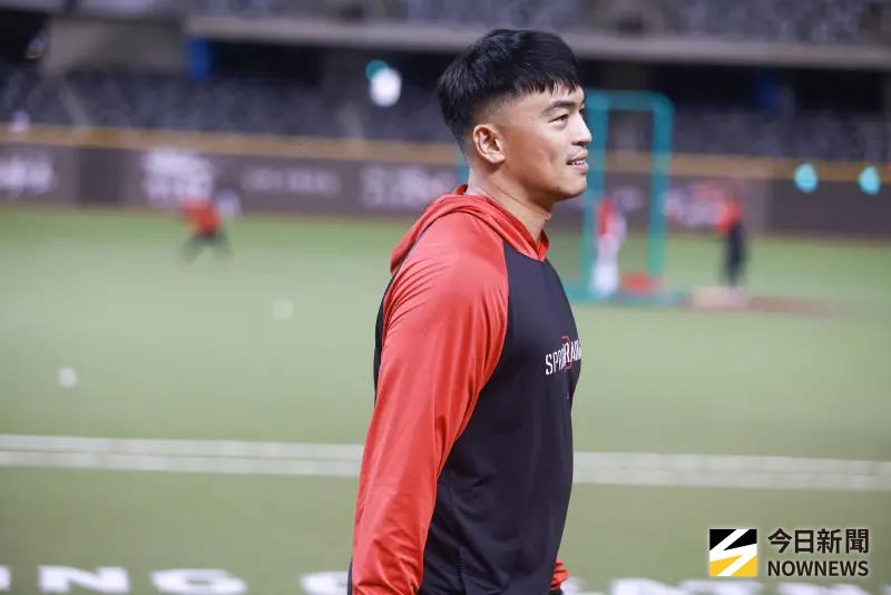 ▲味全龍外野手朱育賢昨戰賽前談到林智勝，話語間滿是感謝，也分享對於304轟大師兄障礙的看法，認為長年維持健康就是最大難處。（圖／記者葉政勳攝 ,2025.09.05）