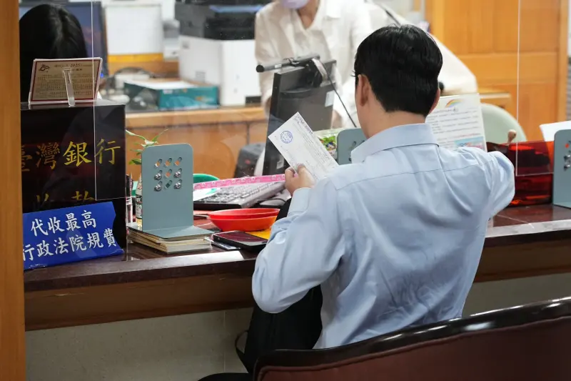 ▲應曉薇委任律師謝祐綸在台北地院櫃台為她辦保。(圖/記者嚴俊強攝)