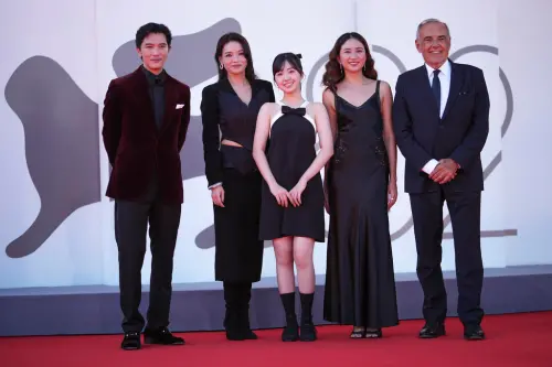 ▲《女孩》在威尼斯影展首映，邱澤（左起）、舒淇、白小櫻、9m88、影展主席亞伯托巴貝拉一起出席典禮。（圖／美聯社／達志影像）