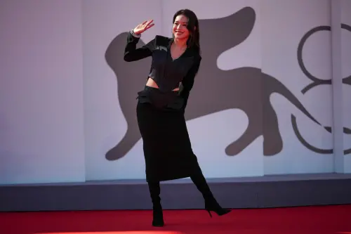 ▲舒淇首度帶著自編自導的影片《女孩》出席威尼斯影展，雖然坦言自己緊張到無法注意妝髮造型，在紅毯上仍然光采奪目。（圖／美聯社／達志影像）