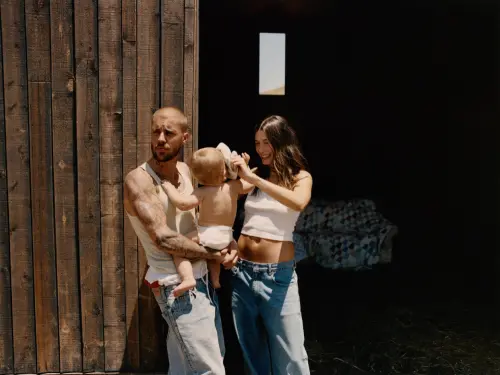 ▲小賈斯汀（左）與妻子海莉鮑德溫（右）扶養兒子，一家三口溫馨。（圖／環球唱片提供）