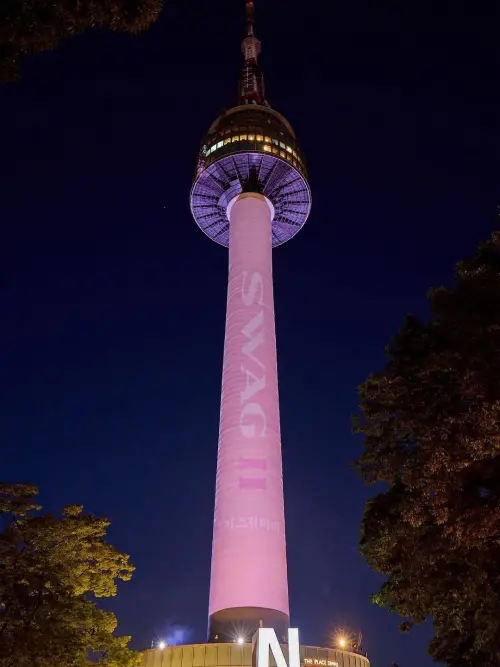 ▲小賈斯汀發行新專輯，世界各地地標都有相關習形象標誌出現。（圖／翻攝自小賈斯汀IG@lilbieber）