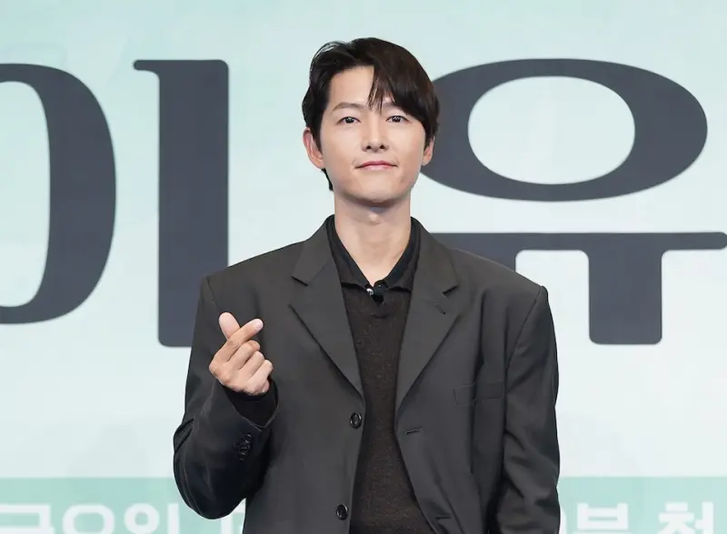 ▲韓國金唱片獎明年1月將來台舉辦，其中宋仲基（如圖）、安孝燮、邊佑錫將擔任這次的頒獎嘉賓，昨日主辦也公開完整時程，宣布12/6正式開賣，明日將公布入圍名單，不料售票日撞期AAA，讓粉絲哀嚎：「兩邊都愛怎選」。（圖／翻攝自 friDay影音）