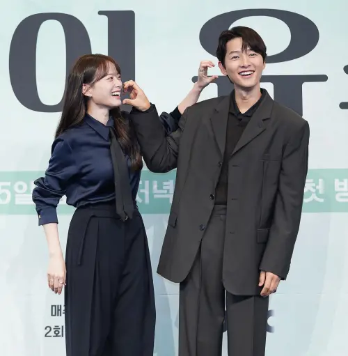 ▲千玗嬉、宋仲基（右）合作拍愛情韓劇《我的青春》，9月5日開播。（圖／friDay影音）