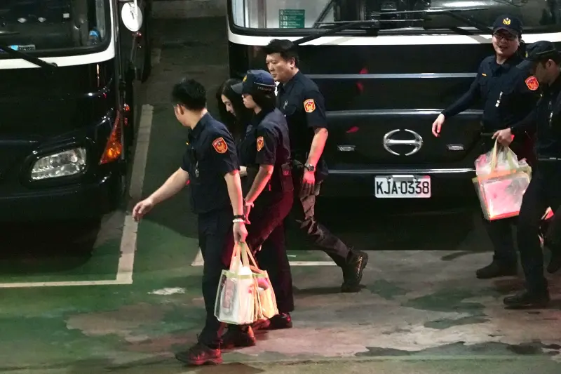 ▲台北市議員應曉薇以3千萬交保，坐囚車抵達台北地院。（圖／記者嚴俊強攝）