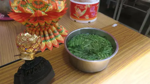 ▲中元節普渡貢桌上的「空心菜湯」意涵，一說是「無心留客」或代表和好兄弟們「不熟」。（圖／國家文化記憶庫＿雨都漫步提供）