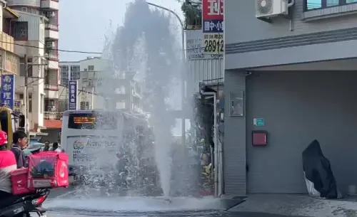 ▲一輛3號公車行經崇德、德東路口時，不明原因失控撞上路旁民宅，波及消防栓造成漏水，現場一度湧出大量水柱。（圖／翻攝畫面　）