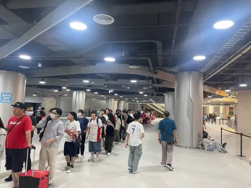 ▲球迷自午後就聚集在B2區域，等待逛「林智勝生涯回顧特展」。（圖／記者林子翔攝）