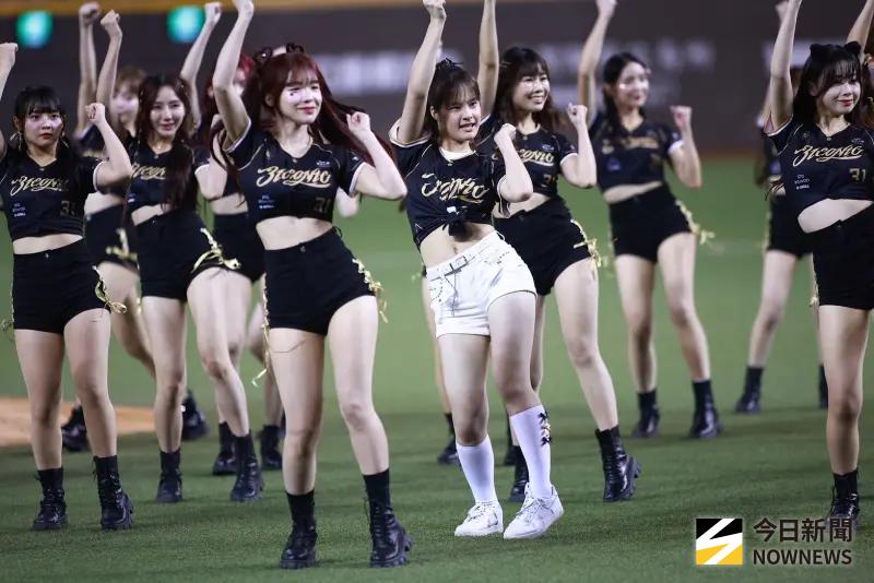 ▲林智勝15歲愛女林禹融（右白褲）引退賽賽前跟味全龍啦啦隊小龍女們一起進行賽前跳舞，還站在C位同框人氣韓援李多慧，然而卻被網友酸「靠關係」，她高EQ回應「當笑話在看」，並坦言會努力改進。（圖／記者葉政勳攝）