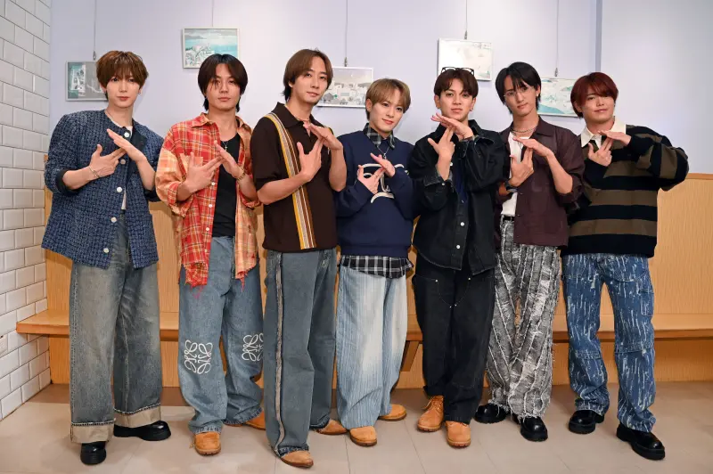 ▲Travis Japan來台開唱，成員宮近海斗、中村海人、七五三掛龍也、川島如惠留、吉澤閑也、松倉海斗對台灣街景印象深刻，特別是「元大銀行」的招牌讓松田元太（左2）難忘。（圖／環球音樂）