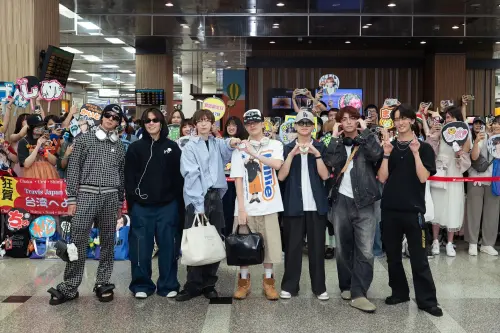 ▲Travis Japan今早來台，吸引300多位粉絲熱情接機。（圖／大鴻藝術BIG ART）