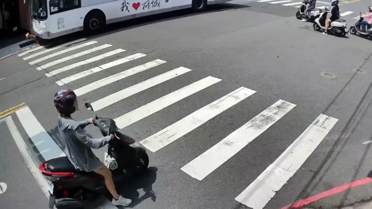 台南公車衝撞民宅 車頭撞牆消防栓漏水