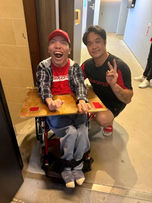 ▲琪琪在個人社群網站上透露大師兄暖舉，透露林智勝主動和自己腦麻的弟弟翔翔合照，還送上簽名球。（圖／翻攝自Kiki 琪琪threads）