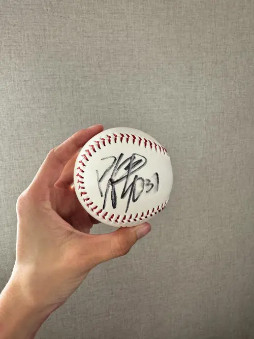 ▲琪琪在個人社群網站上透露大師兄暖舉，透露林智勝主動和自己腦麻的弟弟翔翔合照，還送上簽名球。（圖／翻攝自Kiki 琪琪threads）