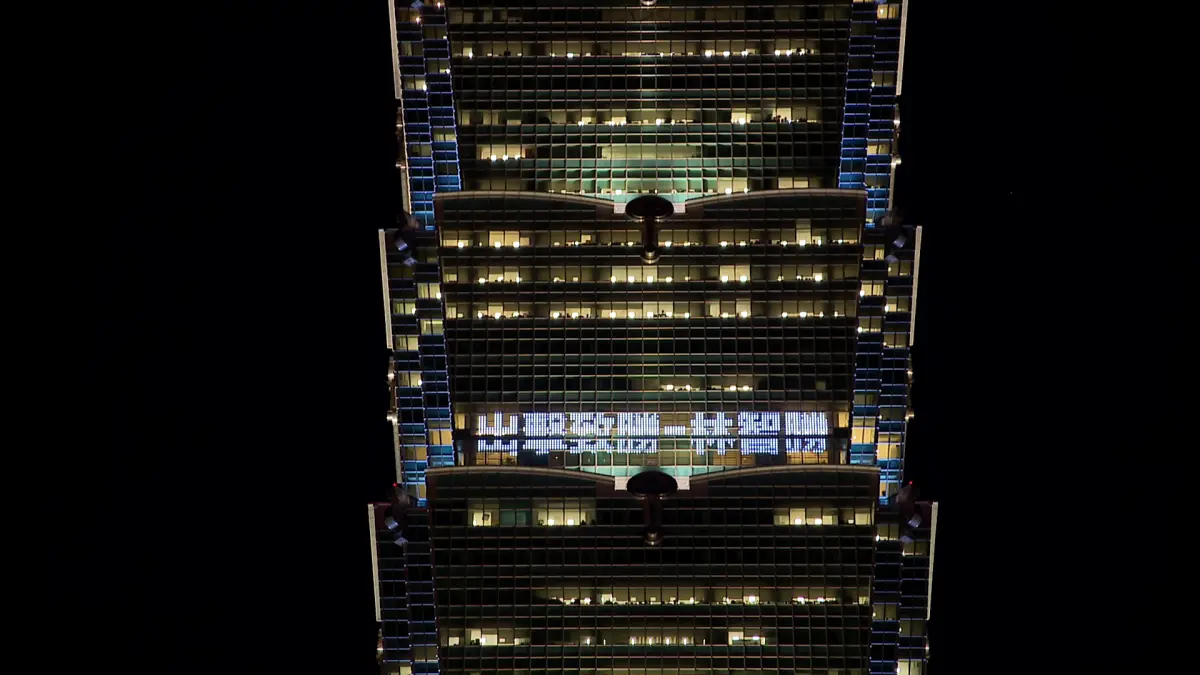 ▲台灣第一地標的臺北101，特別於晚間7點點亮燈光致敬大師兄傳奇生涯，林智勝也成為中職史上第一位名字、背號與標著個人標語登上101的球星。（圖／味全龍提供）