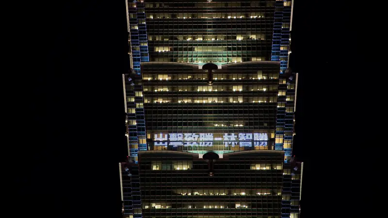 ▲台灣第一地標的臺北101，特別於晚間7點點亮燈光致敬大師兄傳奇生涯，林智勝也成為中職史上第一位名字、背號與標著個人標語登上101的球星。（圖／味全龍提供）