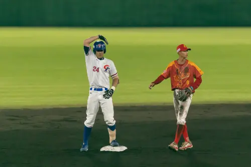 ▲U18中華隊張育豪在與中國隊的比賽中，於第5局敲出二壘安打，替中華隊擴大領先比數。（圖／中華棒協提供）