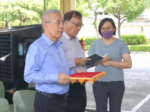 ▲台灣中油公司石化事業部舉辦中元普渡祈安法會，由石化事業部執行長黃三泰(左1)擔任主祭，以及副執行長吳祐明(左2)等人陪祭，祈求操作安全，營運順利。(圖／中油石化事業部提供)