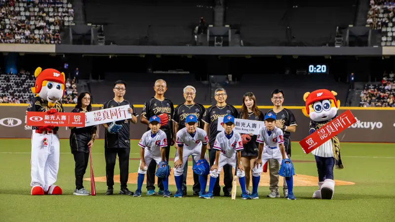    ▲台新新光金控董事長吳東亮（中）、新光人壽副董事長洪士琪（左三）、總經理黃敏義（右三）及業務績優同仁們，在開球後與台北市福林國小球員合影留念。（圖／新光人壽提供）  