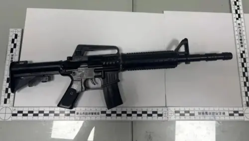 蘆洲街頭驚見50歲男「持槍」向母要錢！警方查扣長槍結果曝光
