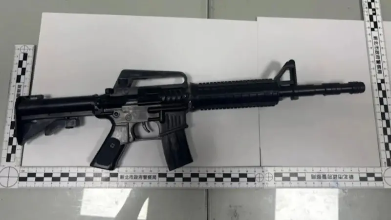 ▲50歲陳男在蘆洲忠義廟美食廣場旁「手持長槍」向母親要錢，被路人誤以為他「持槍討債」，經警方盤查後發現是一把玩具槍。（圖／翻攝畫面）