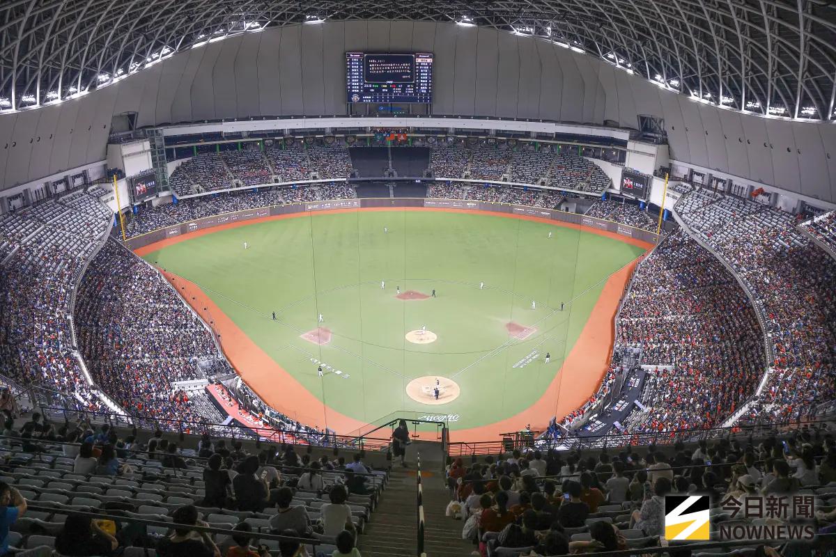 ▲林智勝引退賽今日迎來第2天，味全龍宣布4萬人滿場，創下中職首次連續2周主題日周六戰4萬人滿場紀錄。（圖／記者葉政勳攝 ,2025.09.05）