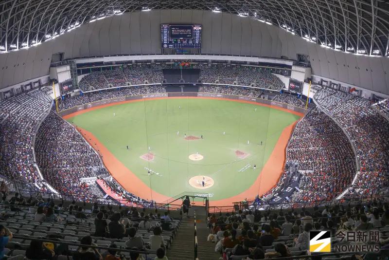 ▲林智勝引退賽今日迎來第2天，味全龍宣布4萬人滿場，創下中職首次連續2周主題日周六戰4萬人滿場紀錄。（圖／記者葉政勳攝 ,2025.09.05）