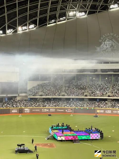 ▲蕭敬騰登上台北大巨蛋　為林智勝引退獻聲開唱，舞台相當豪華，以愛心形狀呈現，還把鋼琴班進場內！（圖／讀者提供）