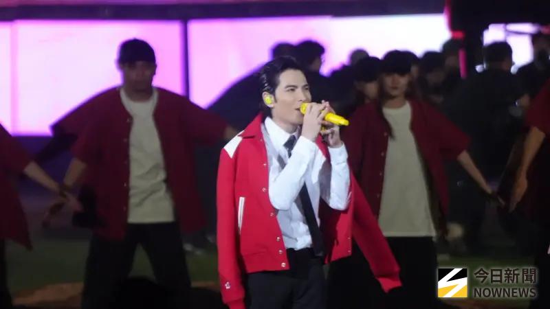 ▲蕭敬騰為林智勝引退獻唱，沒想到表演《王妃》時情緒高漲，老蕭的褲子破大洞。（圖／讀者提供）