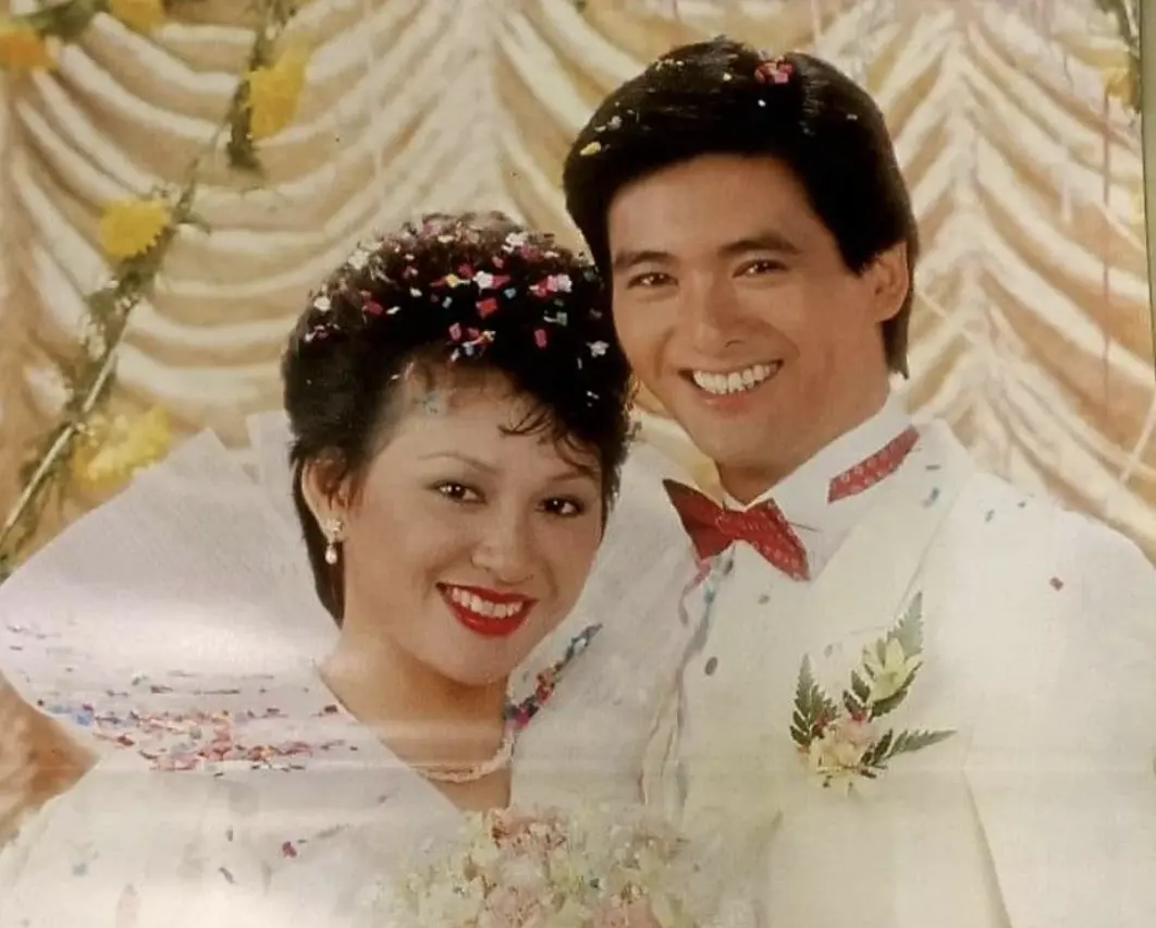 ▲周潤發（右）與余安安（左）42年前在香港閃電結婚，場面相當盛大，堪稱社會大事。兩人被推論是來台灣錄製春節特別節目時，決定了婚事，婚禮當天周潤發的伴郎包括劉德華、呂良偉等，圍觀的民眾更多到擠破玻璃門。（圖／摘自 舊相重溫 Old photos revisit 臉書）