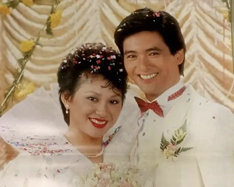 ▲周潤發（右）與余安安（左）42年前在香港閃電結婚，場面相當盛大，堪稱社會大事。兩人被推論是來台灣錄製春節特別節目時，決定了婚事，婚禮當天周潤發的伴郎包括劉德華、呂良偉等，圍觀的民眾更多到擠破玻璃門。（圖／摘自 舊相重溫 Old photos revisit 臉書）