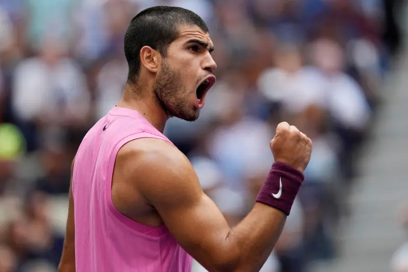 ▲美網男單四強戰，西班牙好手艾卡拉茲（Carlos Alcaraz）直落三擊敗喬科維奇（Novak Djokovic），自2022年以來首闖進決賽。（圖／路透／達志影像）