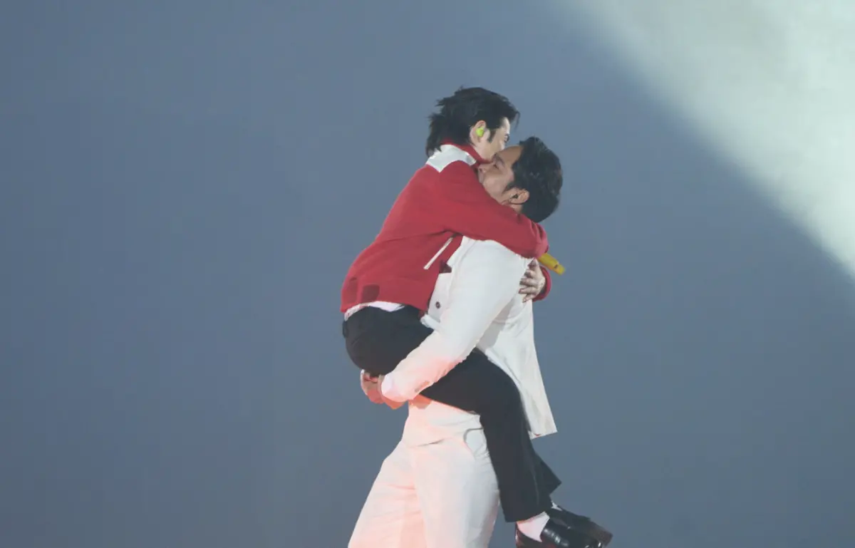 ▲蕭敬騰（左）跳到林智勝身上，還原2014年林智勝被開球嘉賓房妍熊抱的畫面，粉絲都讚蕭敬騰的致敬實在太用心。（圖／喜鵲提供）