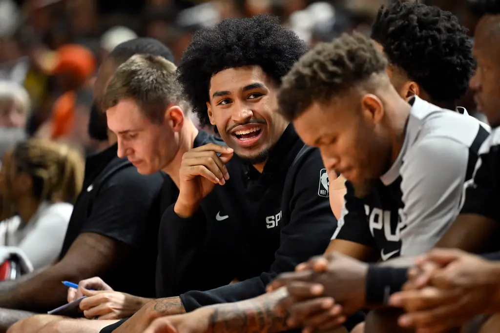 ▲NBA根據《ESPN》知名記者查拉尼亞（Shams Charania）消息指出，聖安東尼奧新科狀元哈波（Dylan Harper）將因左手拇指副韌帶部分撕裂，進行手術將錯過開季，預計將在10月底左右回歸。