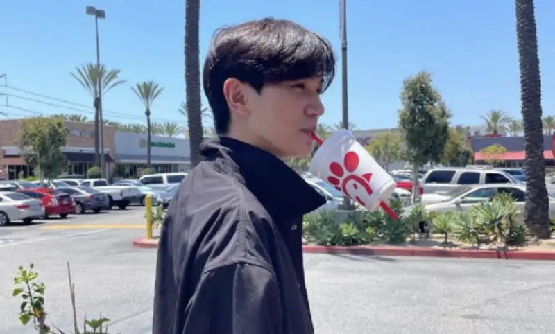 ▲香港女星袁詠儀（靚靚）、張智霖的18歲兒子張慕童（如圖）正臉照曝光，帥氣長相讓許多網友看到照片原地入坑，跪求他出道當明星。（圖／張慕童微博）