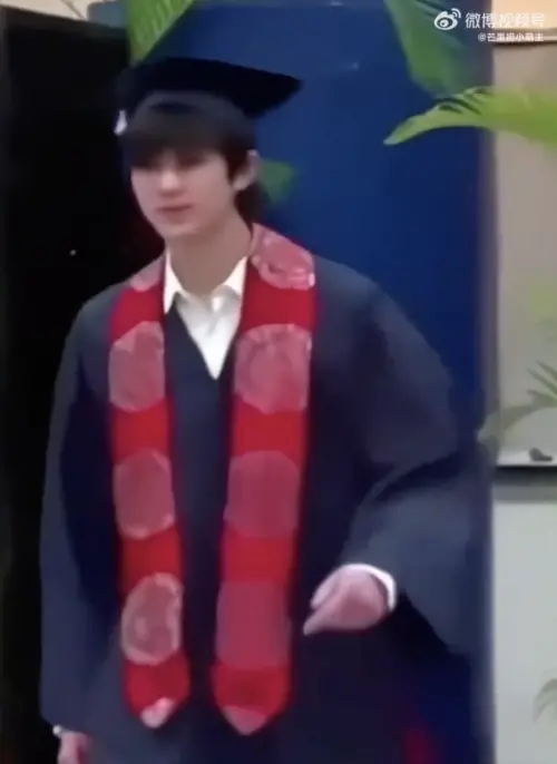 ▲張慕童畢業典禮畫面流出，長相帥翻許多網友。（圖／翻攝自芒果撈小萌主微博）