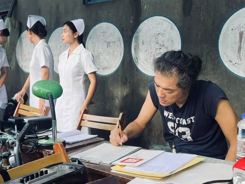 ▲台劇《零日攻擊》導演羅景壬不滿被控爽領補助，經過18天善意等待，5日深夜發10點聲明，表示已正式提告。（圖／翻攝羅景壬臉書）