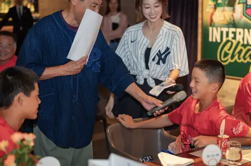 ▲江宏恩（左起）、夏語心在機智問答環節，被小選手蔡瑀格答案逗樂。（美福、台北市政府提供）