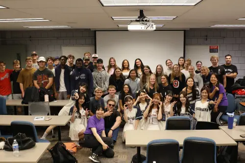 ▲樂天女孩與羅伯特莫里斯大學交流台灣應援等特色文化。（圖／樂天桃猿提供）