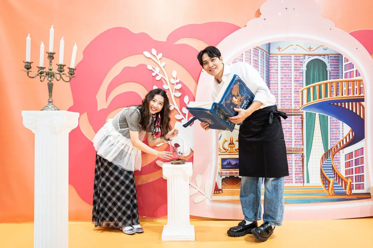 ▲迪士尼「皇家公主派對快閃店」於台北新光三越 A11、高雄夢時代 8 樓時代會館登場，展場中將規劃情境拍照區，還有必買的周邊商品，高顏值服務人員與顧客的有趣互動，更是在網路上掀起討論。（圖／高雄夢時代購物中心提供）