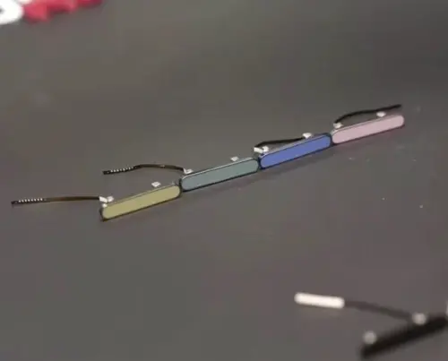 ▲iPhone 17 相機按鍵實體照曝光。（圖／翻攝Sonny Dickson X）