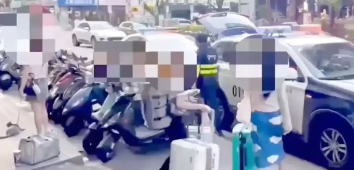 ▲台北市萬華區漢口街二段一處大樓3日遭警方查獲，當場逮到正在進行性交易的9名嫖客、13名應召女，共23人，還查扣現金16萬元。（圖／翻攝畫面）