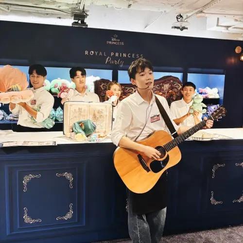 ▲迪士尼「皇家公主派對快閃店」於台北、高雄兩處登場，有周邊商品之外，更有高顏值服務人員與顧客互動。（圖／翻攝新光三越臉書）