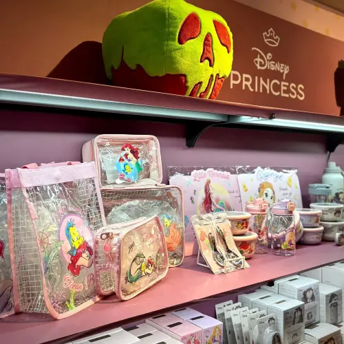 ▲迪士尼公主快閃店於台北、高雄兩處登場，帶來多樣周邊商品。（圖／翻攝新光三越臉書）