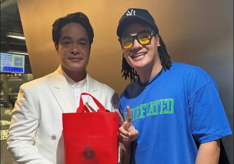 ▲林智勝引退系列賽於昨（5）日在台北大巨蛋開打，首場比賽就吸引26316名觀眾進場，寫下中職平日蛋票房新紀錄，而富邦悍將的明星內野手「國防部長」張育成，也在新莊的賽事結束後，趕抵大巨蛋送上紅酒禮盒給林智勝，祝福他退休生活愉快。（圖／張育成IG）